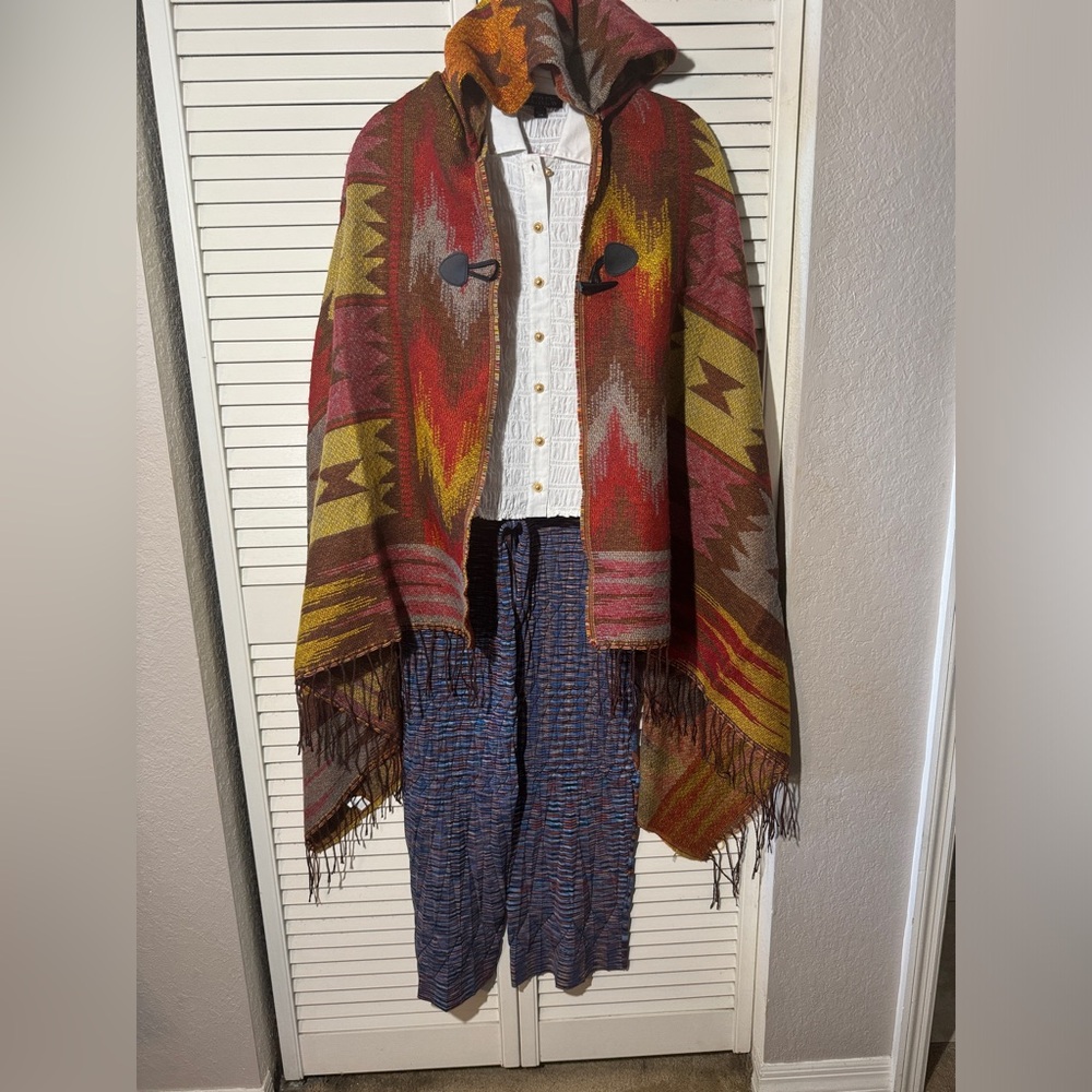 Poncho hooded toggle button closure Os